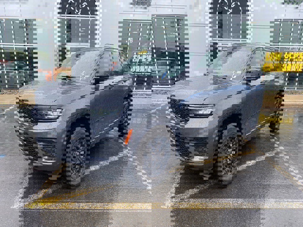 Used 2024 Jeep Grand Cherokee Altitude image 1