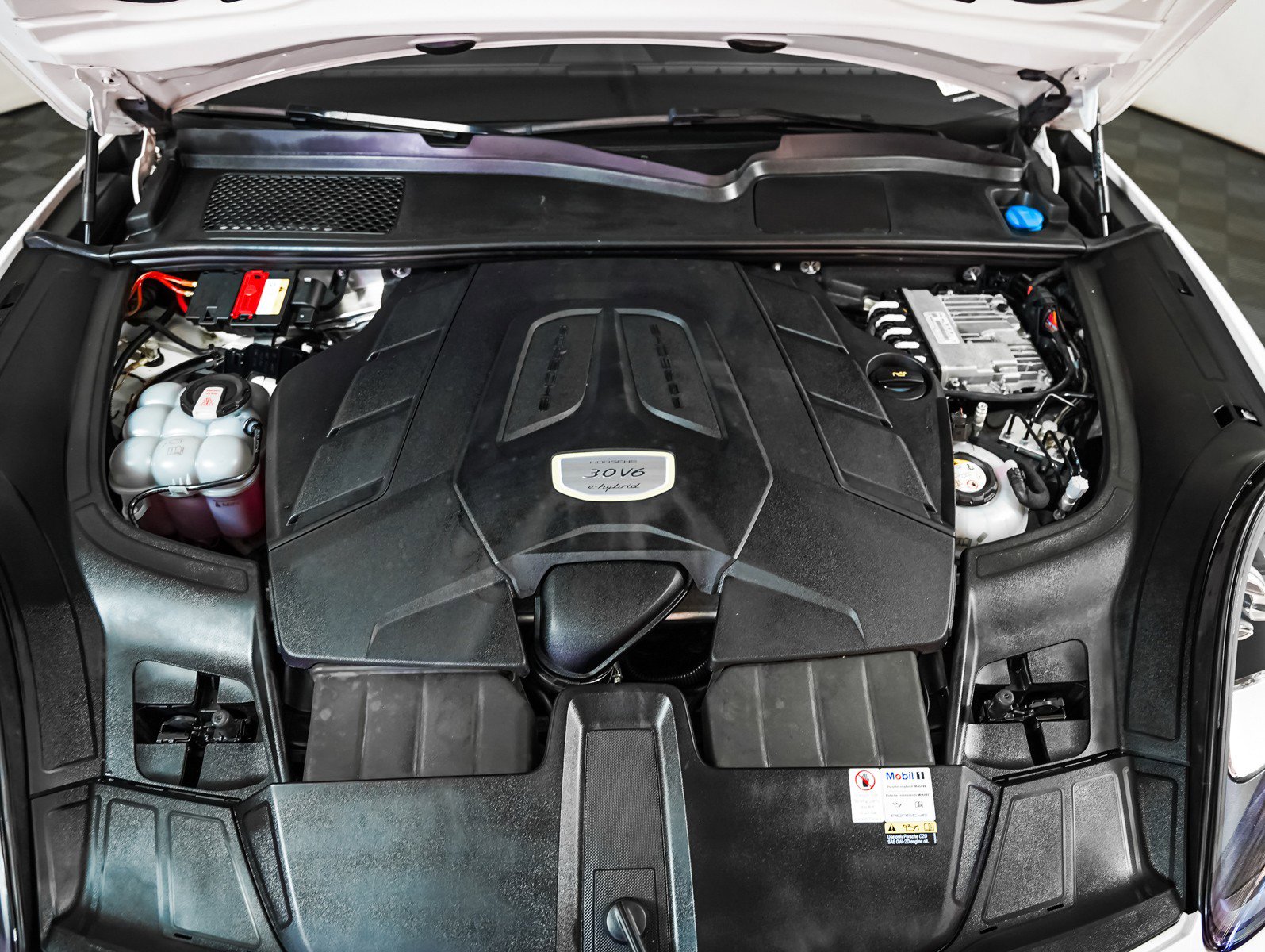 Certified 2022 Porsche Cayenne E-Hybrid w/ Premium Package image 13