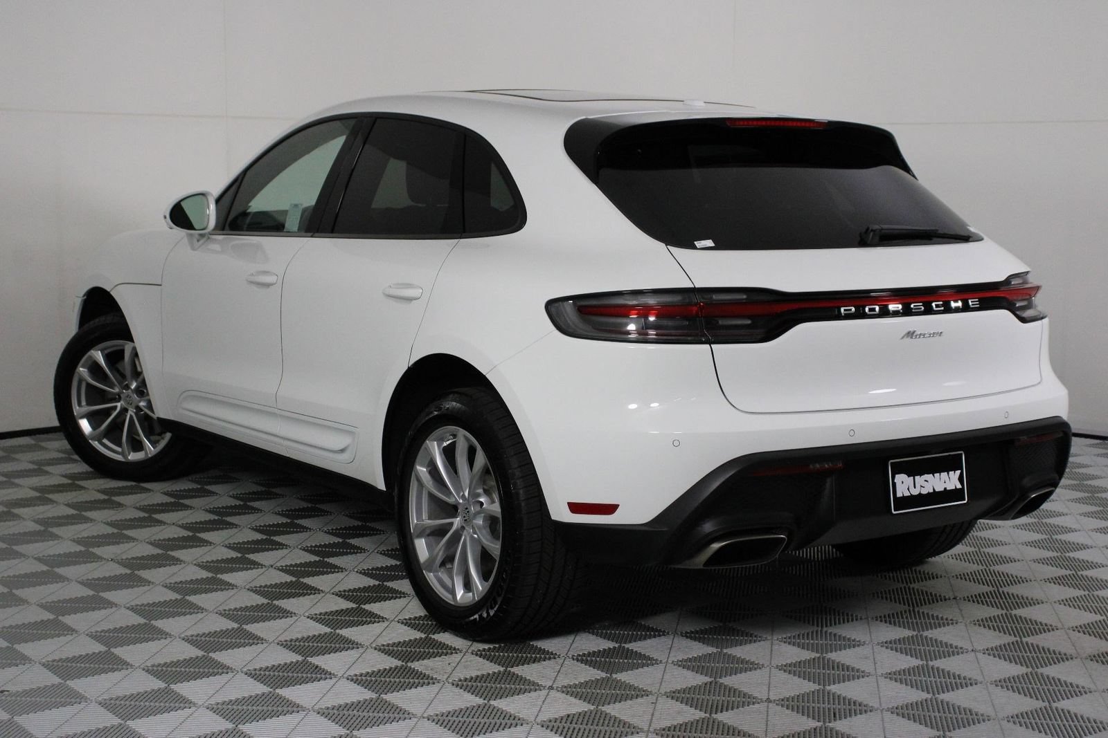 Certified 2026 Porsche Macan AWD/4WD image 3