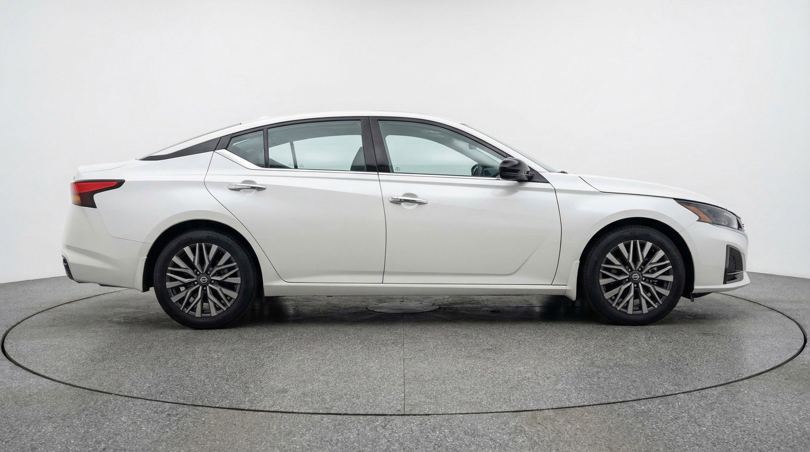 Used 2025 Nissan Altima 2.5 SV image 11