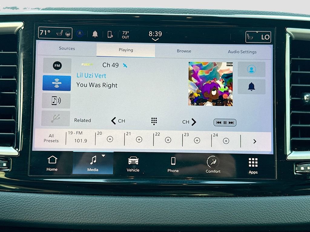 Used 2023 Chrysler Pacifica Touring-L FWD image 16