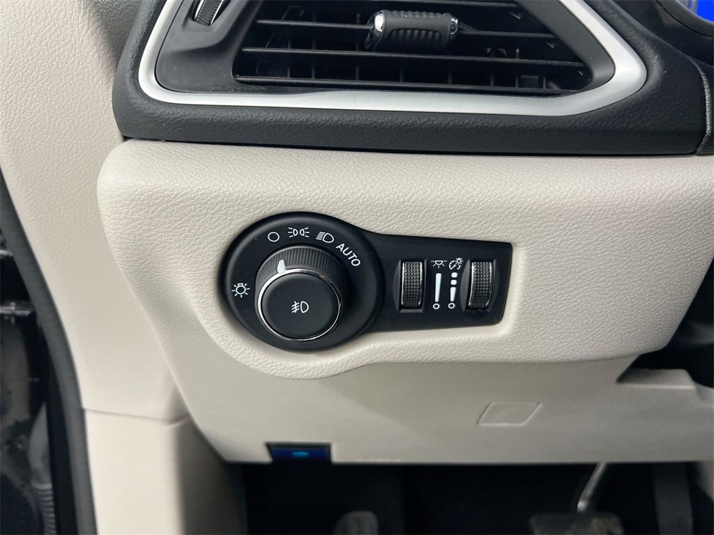 Used 2024 Chrysler Pacifica Touring-L image 17