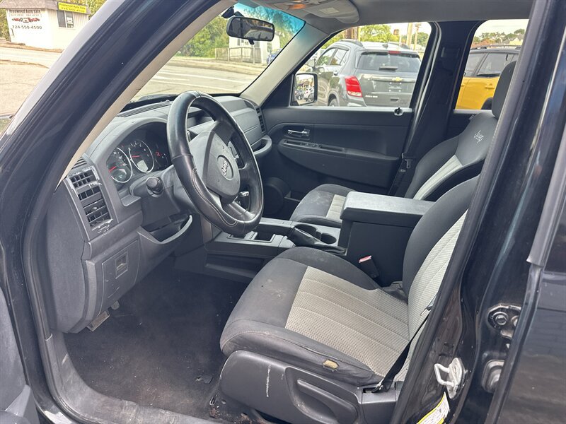 Used 2009 Jeep Liberty Sport w/ Popular Equipment Group AWD/4WD image 7