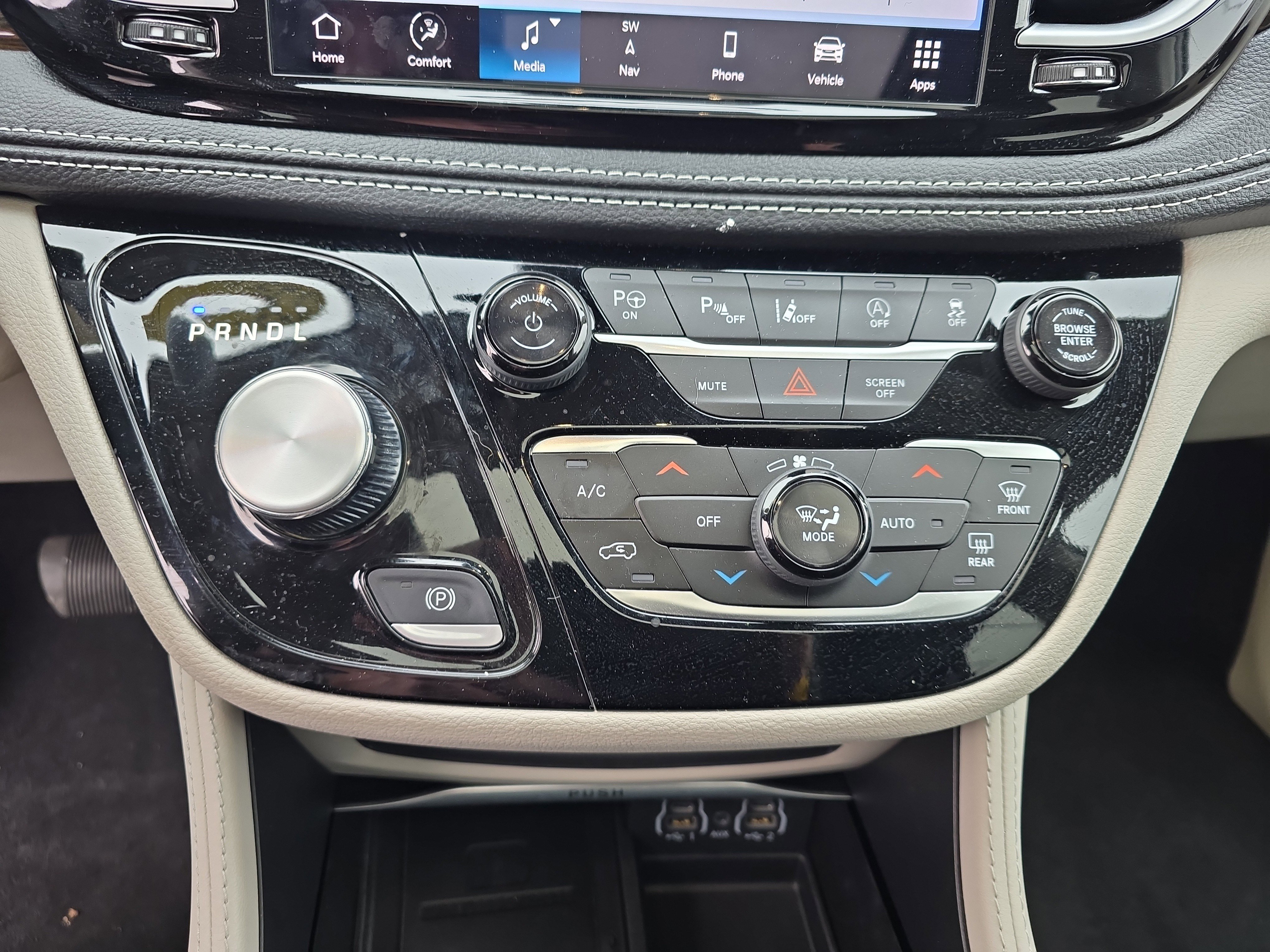 Used 2024 Chrysler Pacifica Limited image 26