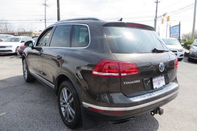 Used 2016 Volkswagen Touareg Sport AWD/4WD image 2