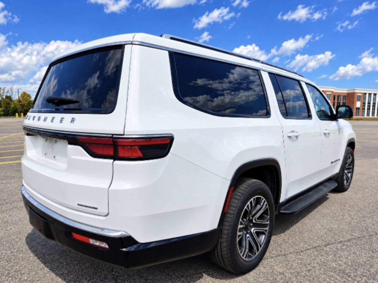Used 2024 Jeep Wagoneer L Series II AWD/4WD image 5