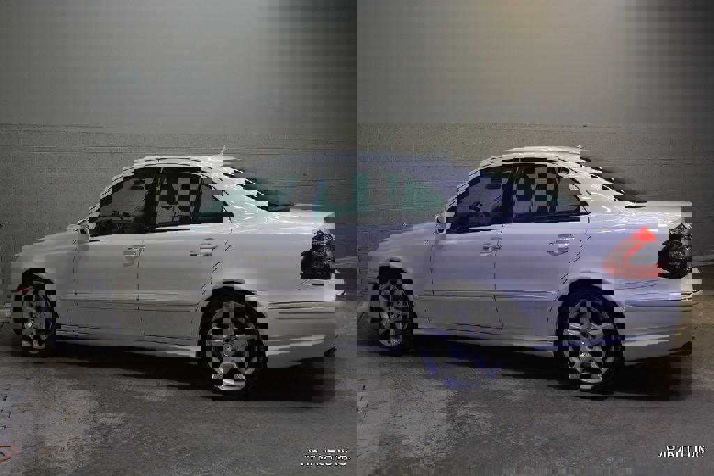 Used 2009 Mercedes-Benz E 550 Sedan image 30