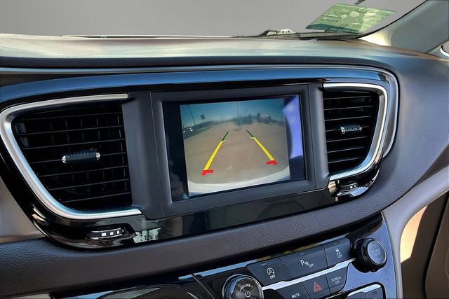 Used 2018 Chrysler Pacifica Touring-L FWD image 13