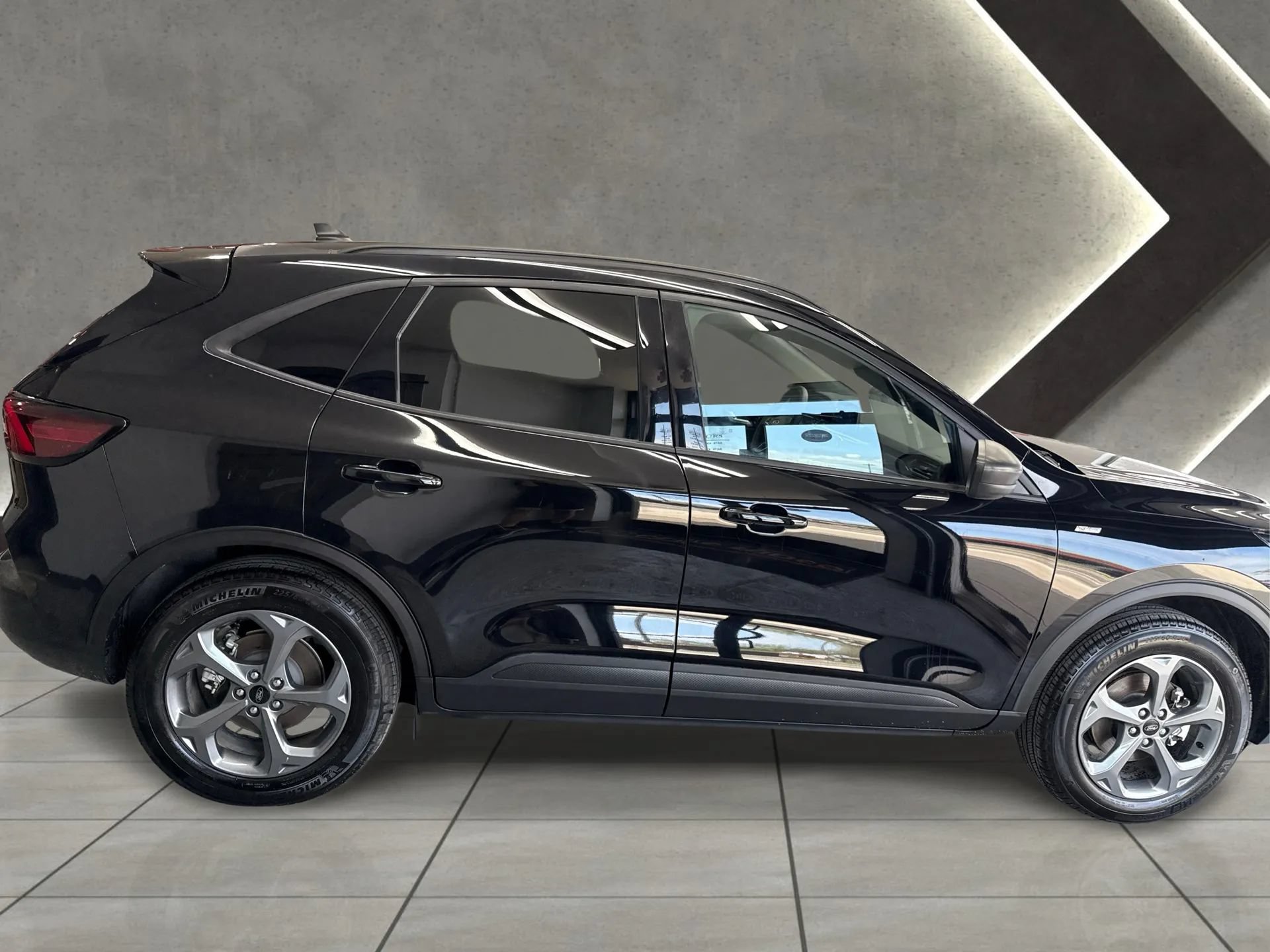 Used 2025 Ford Escape ST-Line w/ Cold Weather Package AWD/4WD image 2