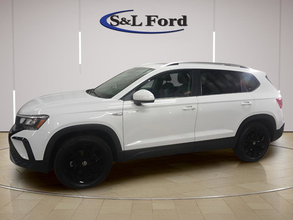 Used 2022 Volkswagen Taos SE w/ Panoramic Sunroof Package image 2