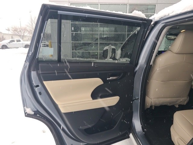 Used 2024 Toyota Highlander XLE image 14