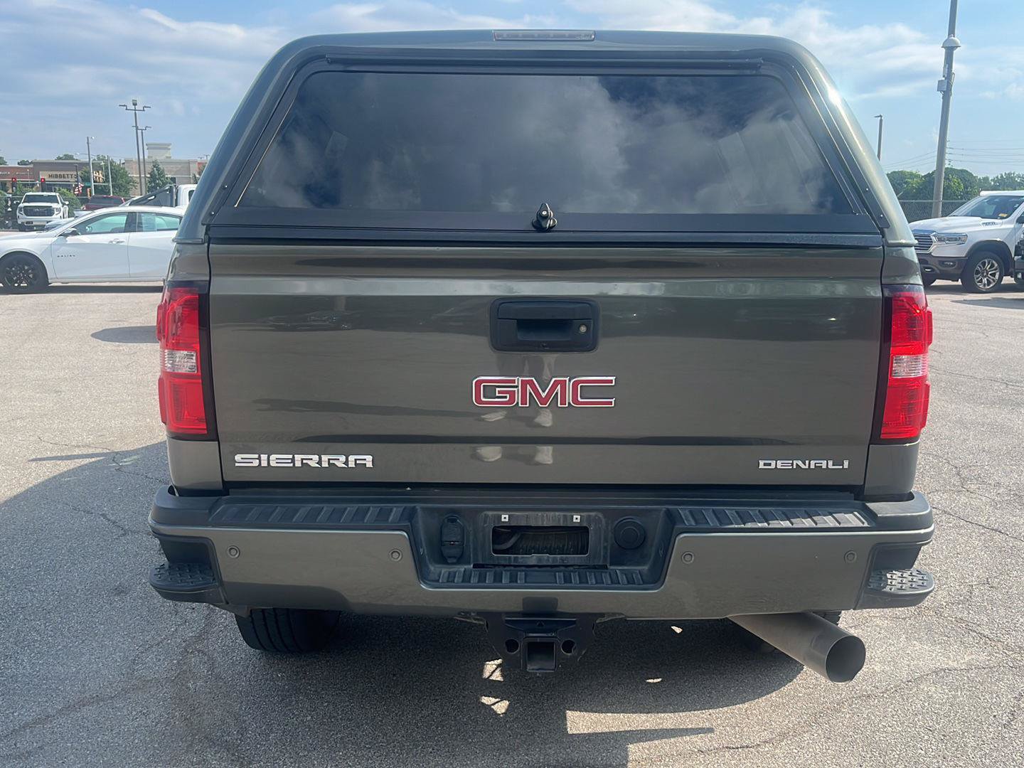 Used 2017 GMC Sierra 2500 Denali w/ Duramax Plus Package AWD/4WD image 7