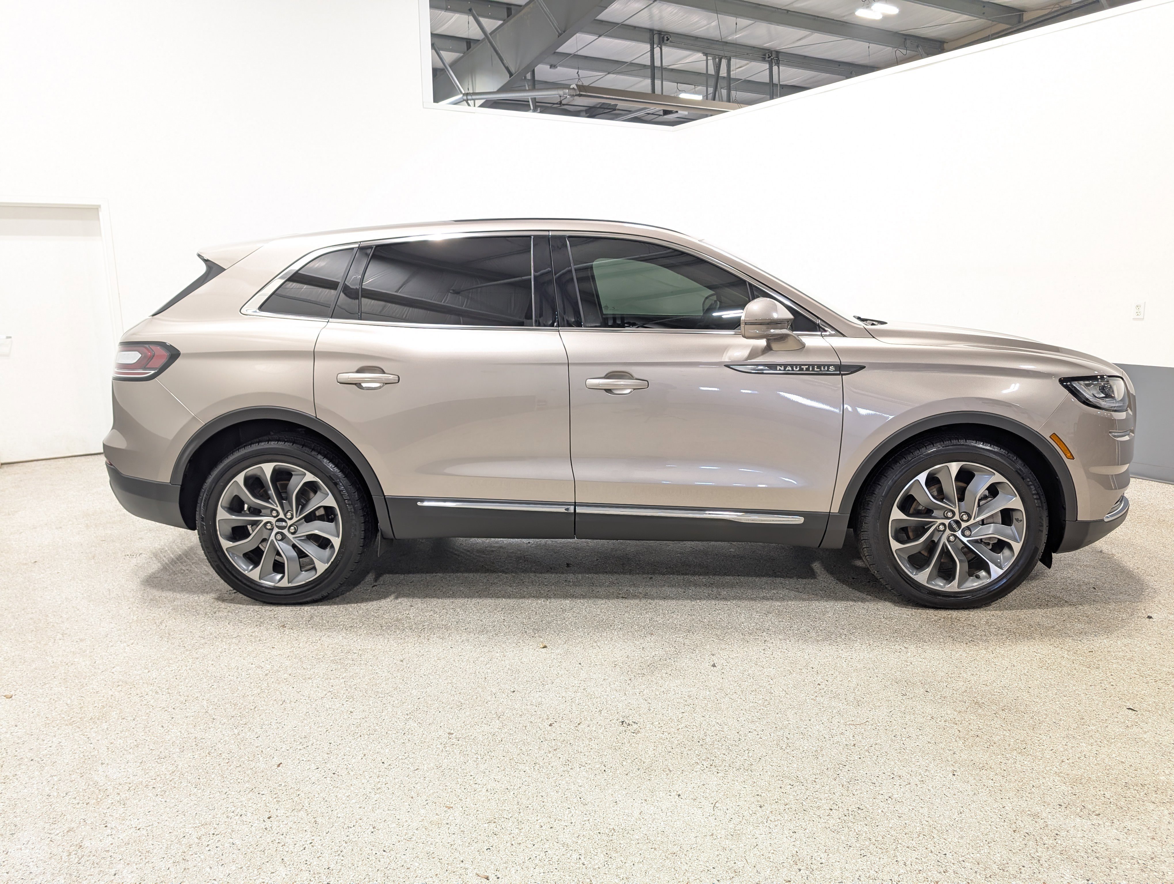 Used 2021 Lincoln Nautilus Reserve w/ Cargo Utility Package image 2