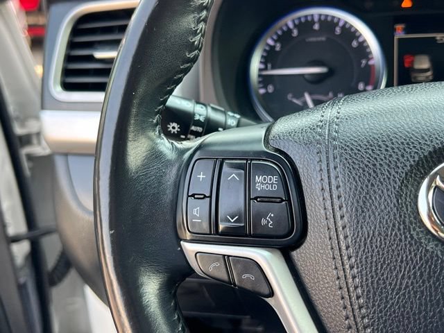 Used 2017 Toyota Highlander XLE w/ Carpet Mat Package AWD/4WD image 22