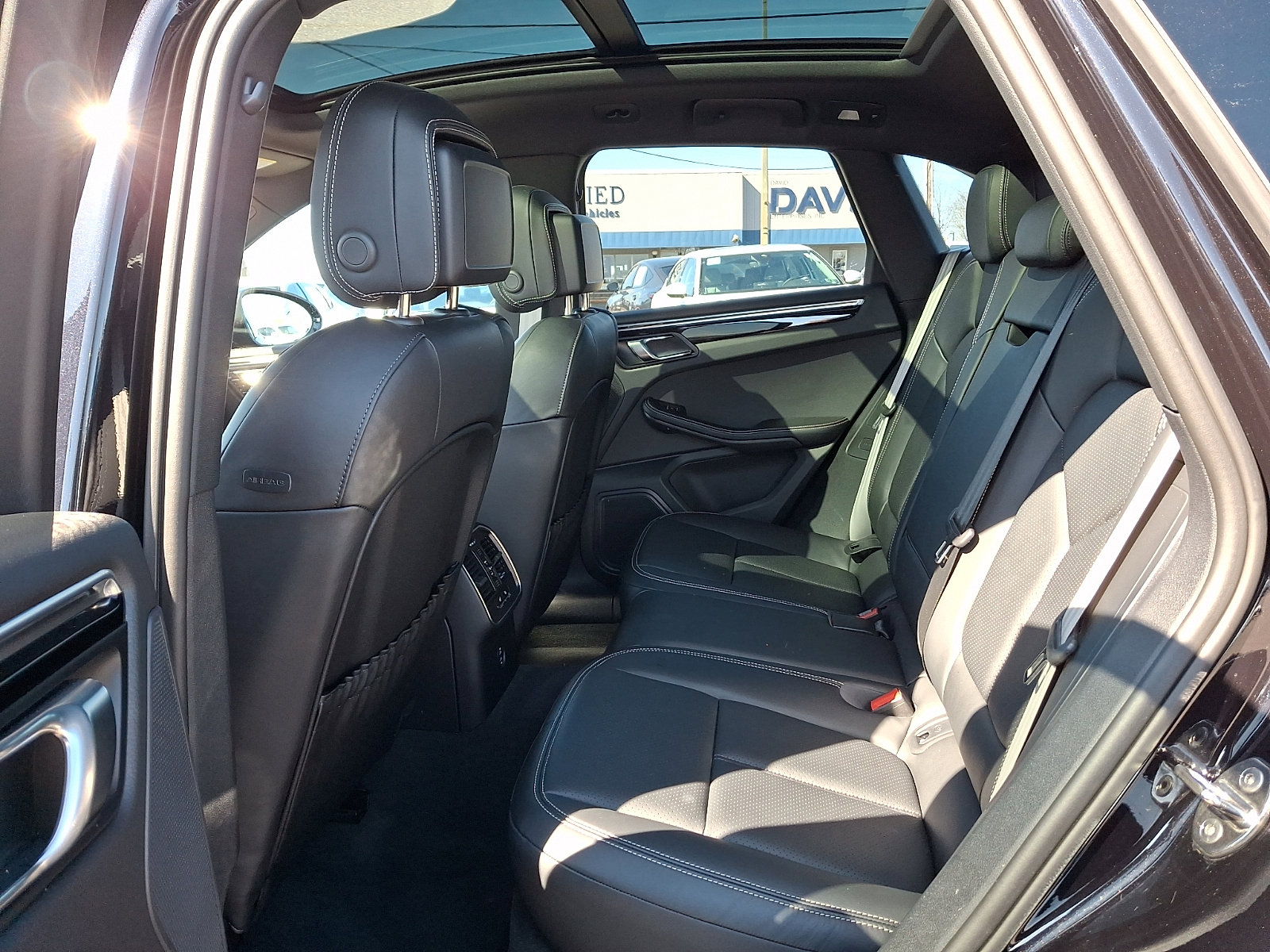 Used 2025 Porsche Macan image 10