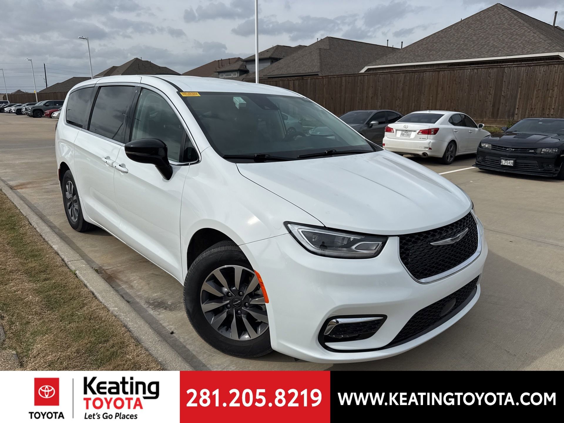 Used 2024 Chrysler Pacifica Select