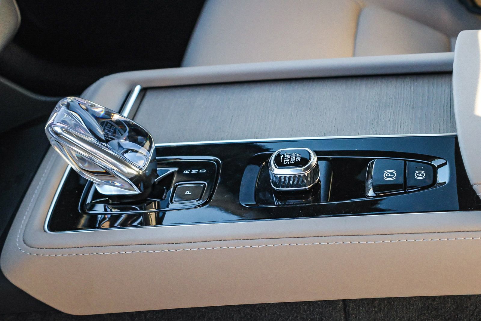 New 2026 Volvo XC90 T8 Plus w/ Protection Package Premier image 28