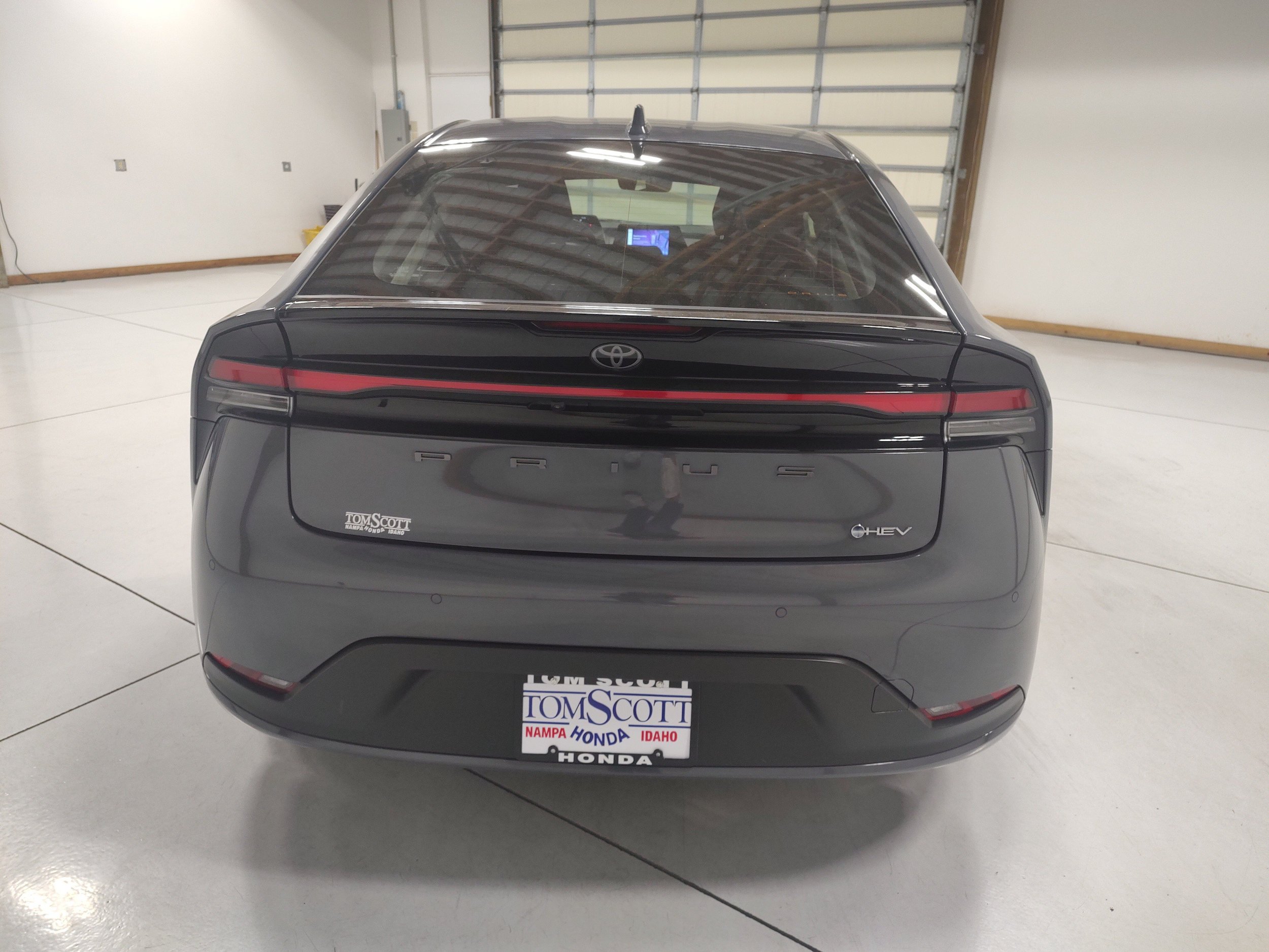 Used 2025 Toyota Prius LE FWD image 12