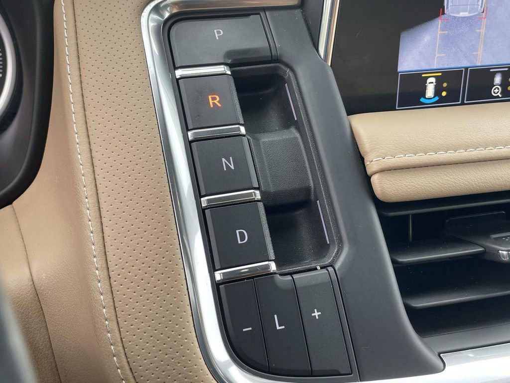 Used 2021 Chevrolet Tahoe Premier w/ Premium Package image 16