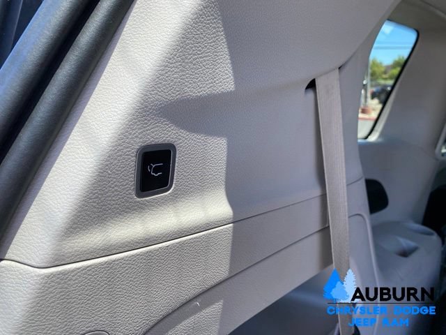 Used 2024 Chrysler Pacifica Touring-L FWD image 12