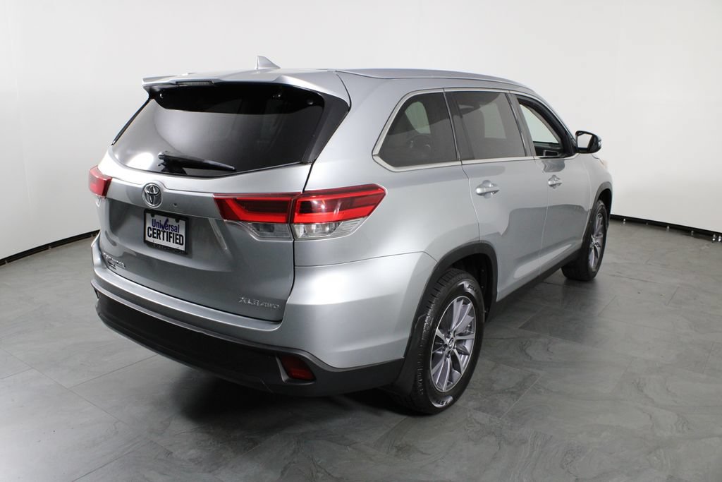 Used 2019 Toyota Highlander XLE AWD/4WD image 3