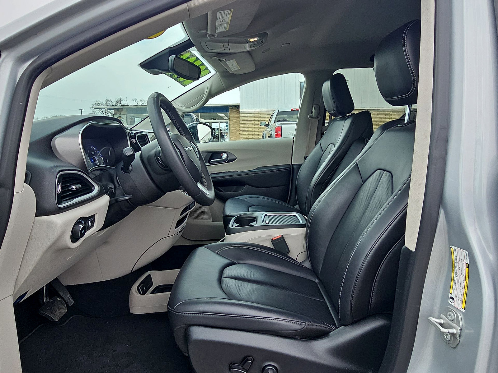 Used 2024 Chrysler Pacifica Touring-L FWD image 11