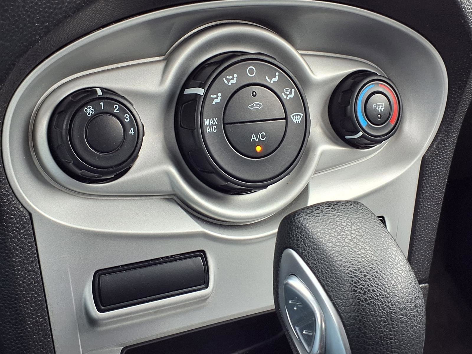 Used 2015 Ford Fiesta SE image 11