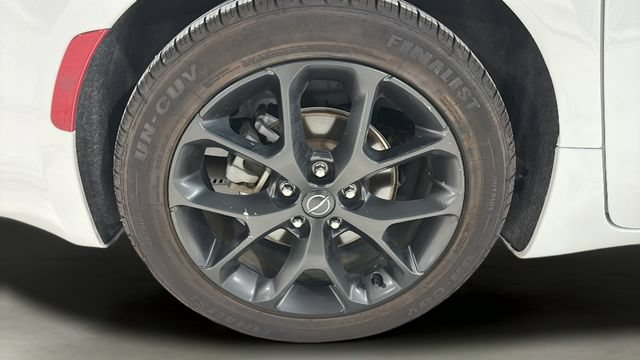 Used 2025 Chrysler Pacifica Limited FWD image 39