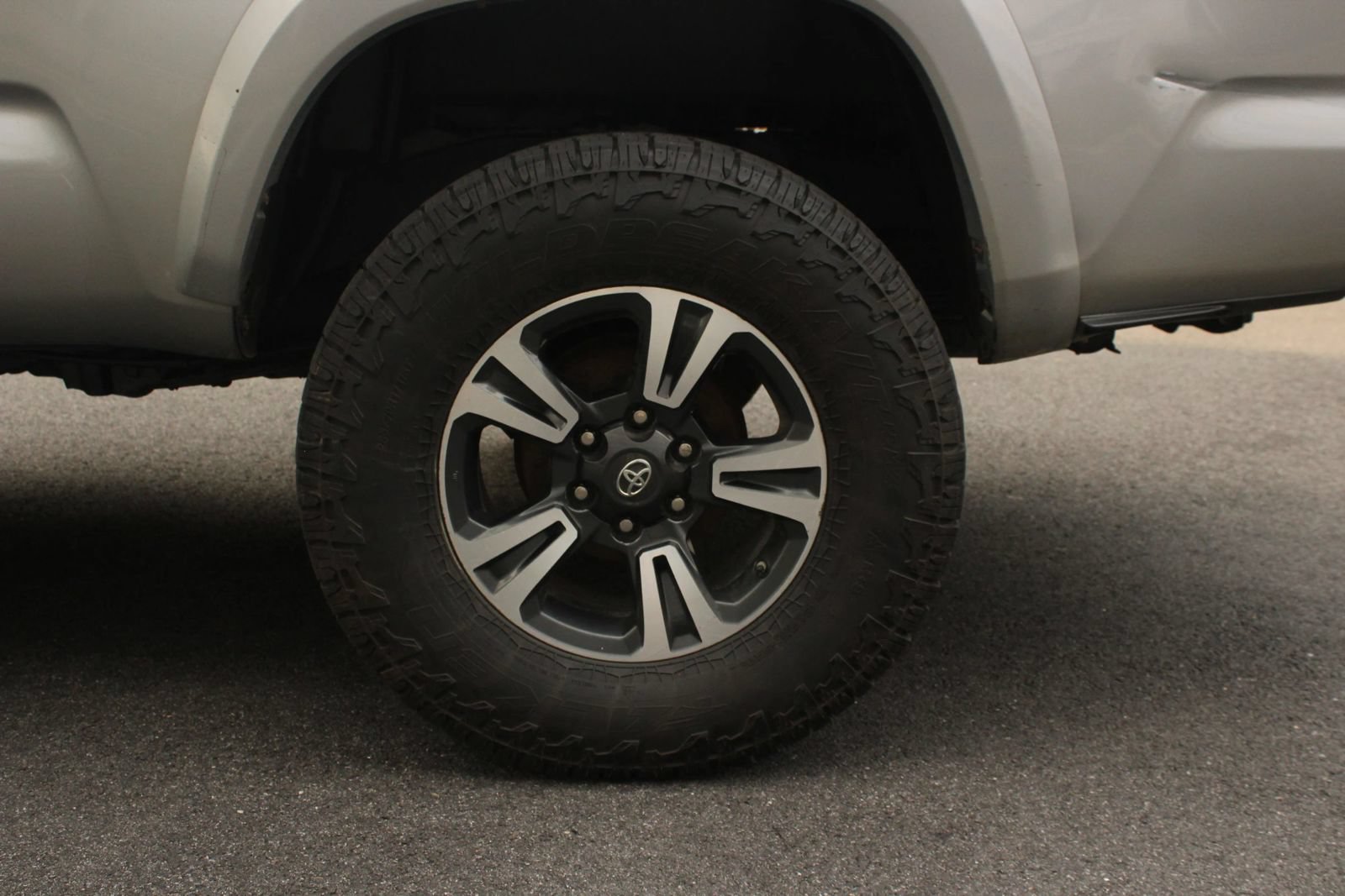 Used 2019 Toyota Tacoma TRD Sport AWD/4WD image 10
