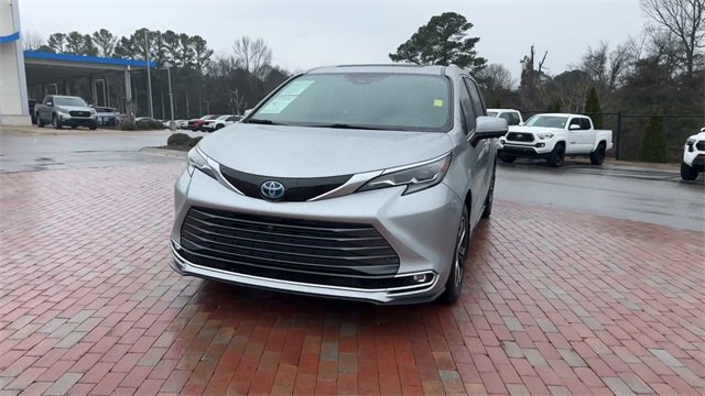 Used 2025 Toyota Sienna Platinum image 6