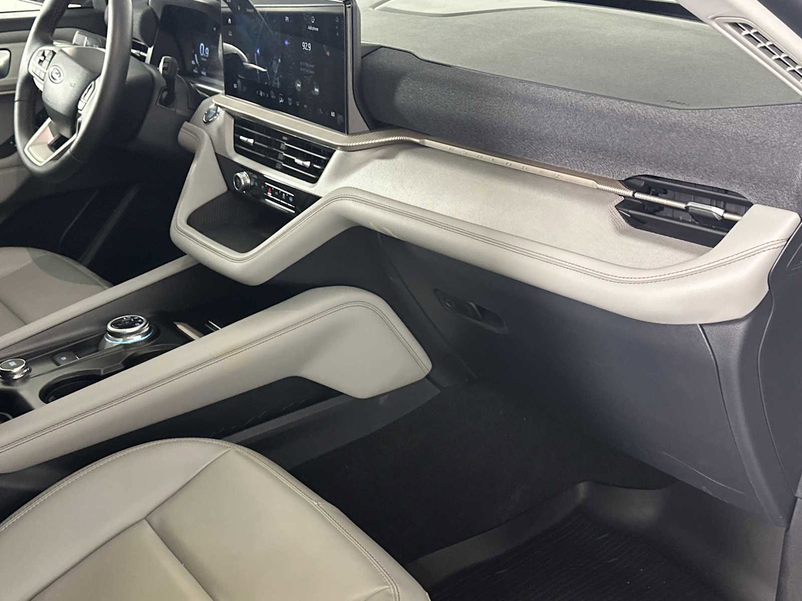 Used 2025 Ford Explorer Active w/ Active Comfort Package RWD image 15