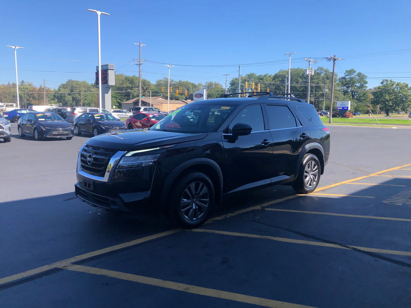 Used 2022 Nissan Pathfinder SV AWD/4WD image 3