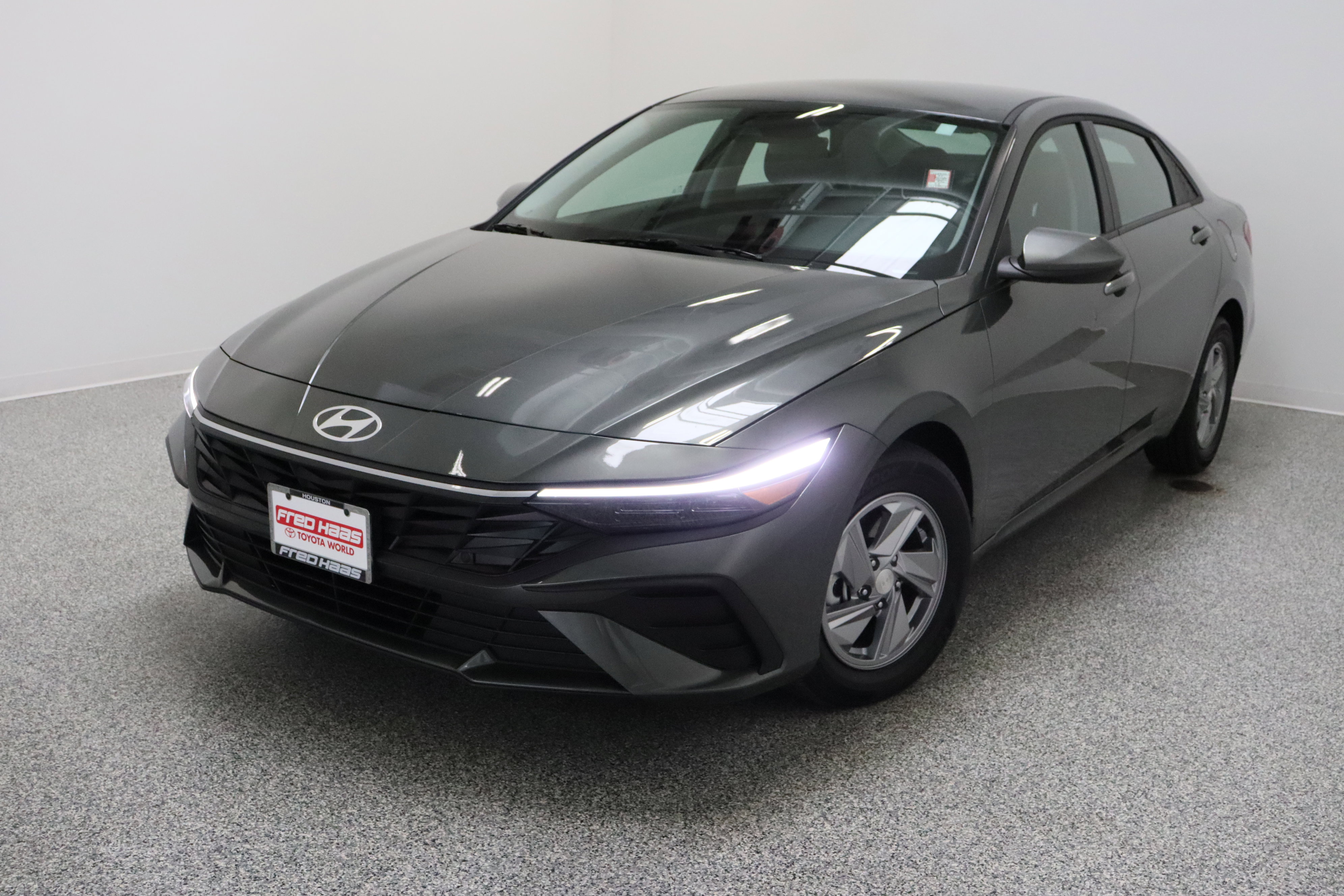 Used 2025 Hyundai Elantra SE image 2