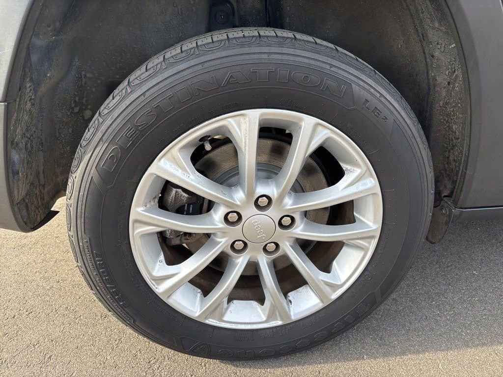 Used 2019 Jeep Cherokee Latitude w/ Popular Appearance Group image 24