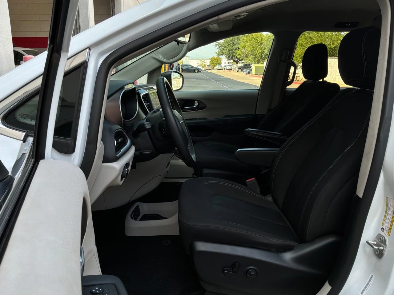 Used 2024 Chrysler Voyager LX FWD image 10