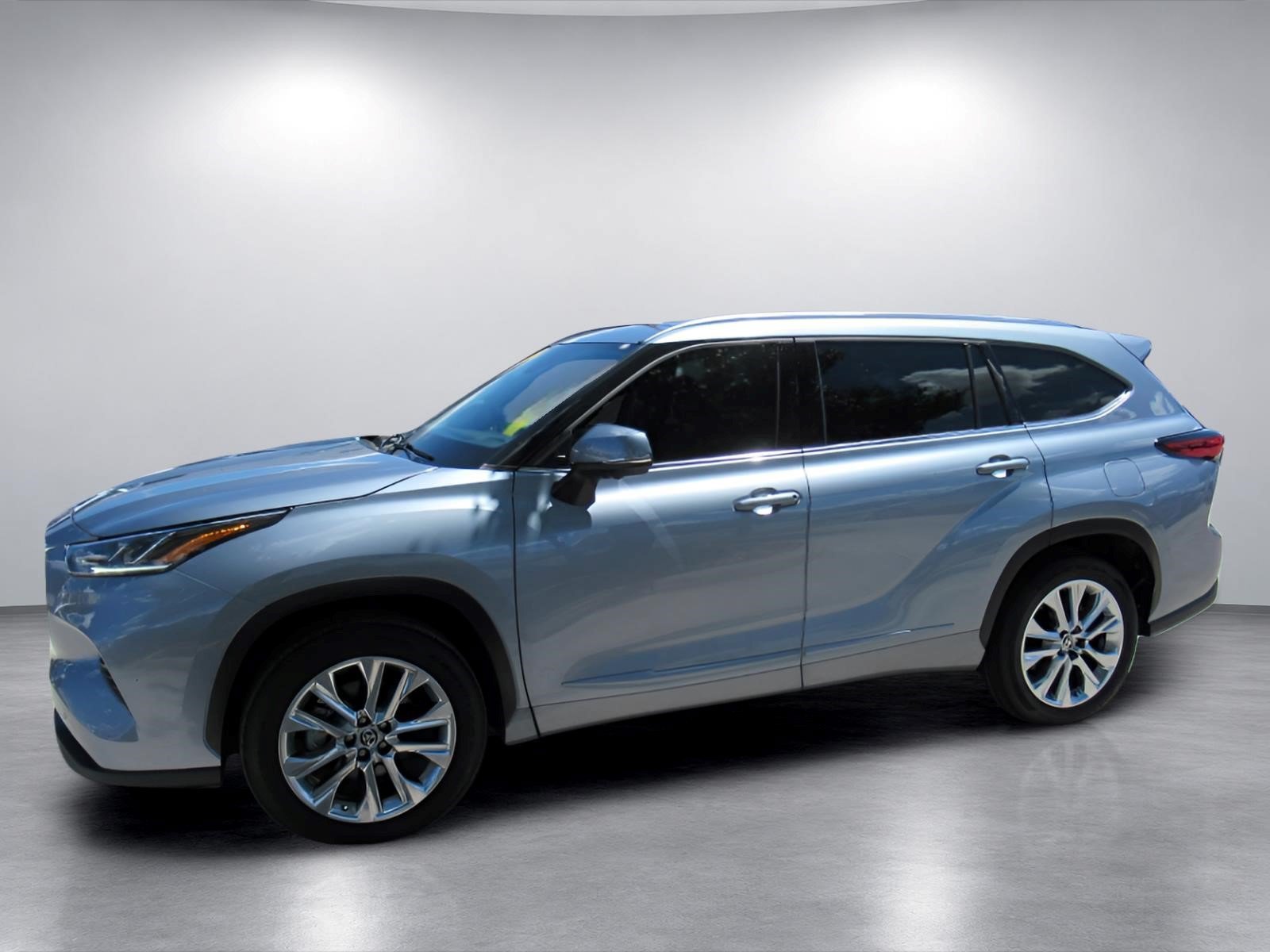 Used 2023 Toyota Highlander Limited FWD image 5