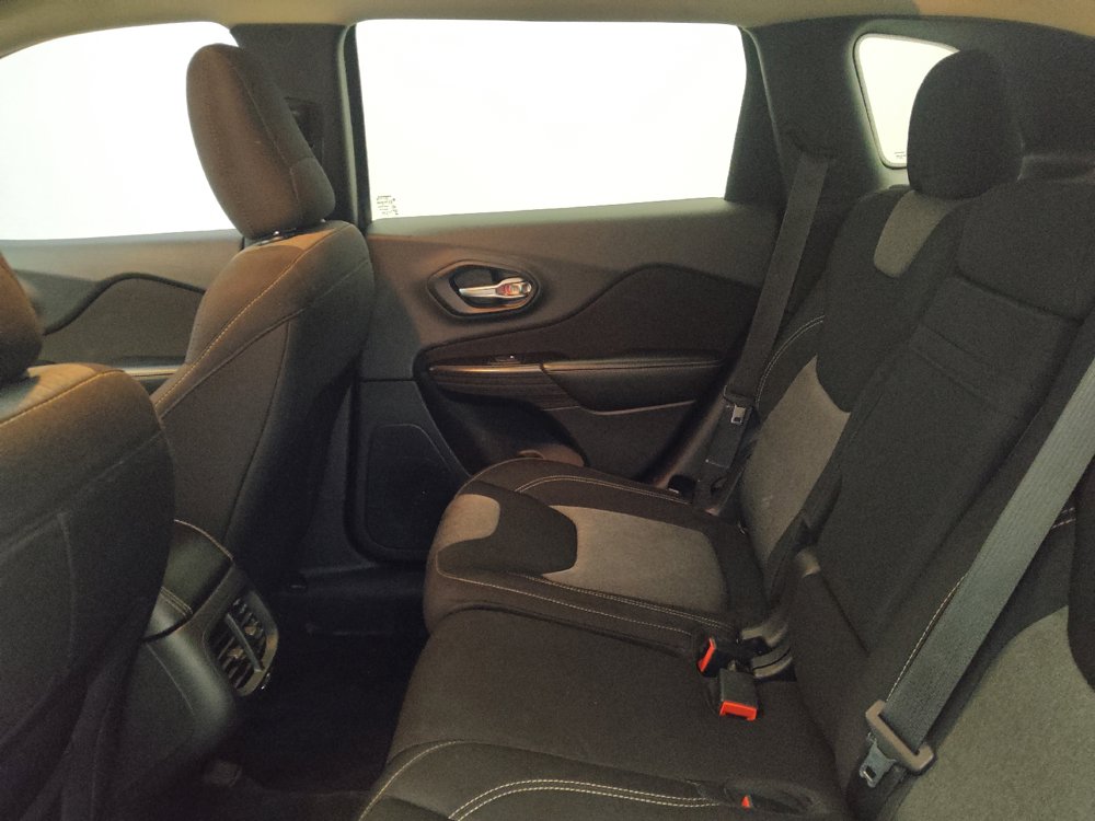 Used 2015 Jeep Cherokee Sport FWD image 18