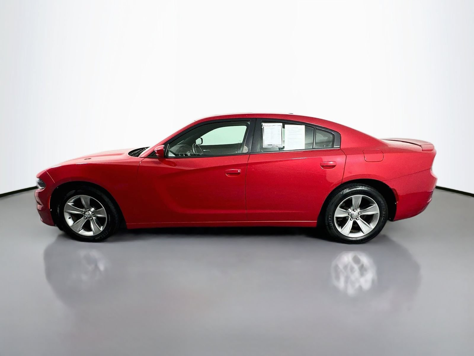 Used 2015 Dodge Charger SE w/ Power Sunroof Group RWD image 4