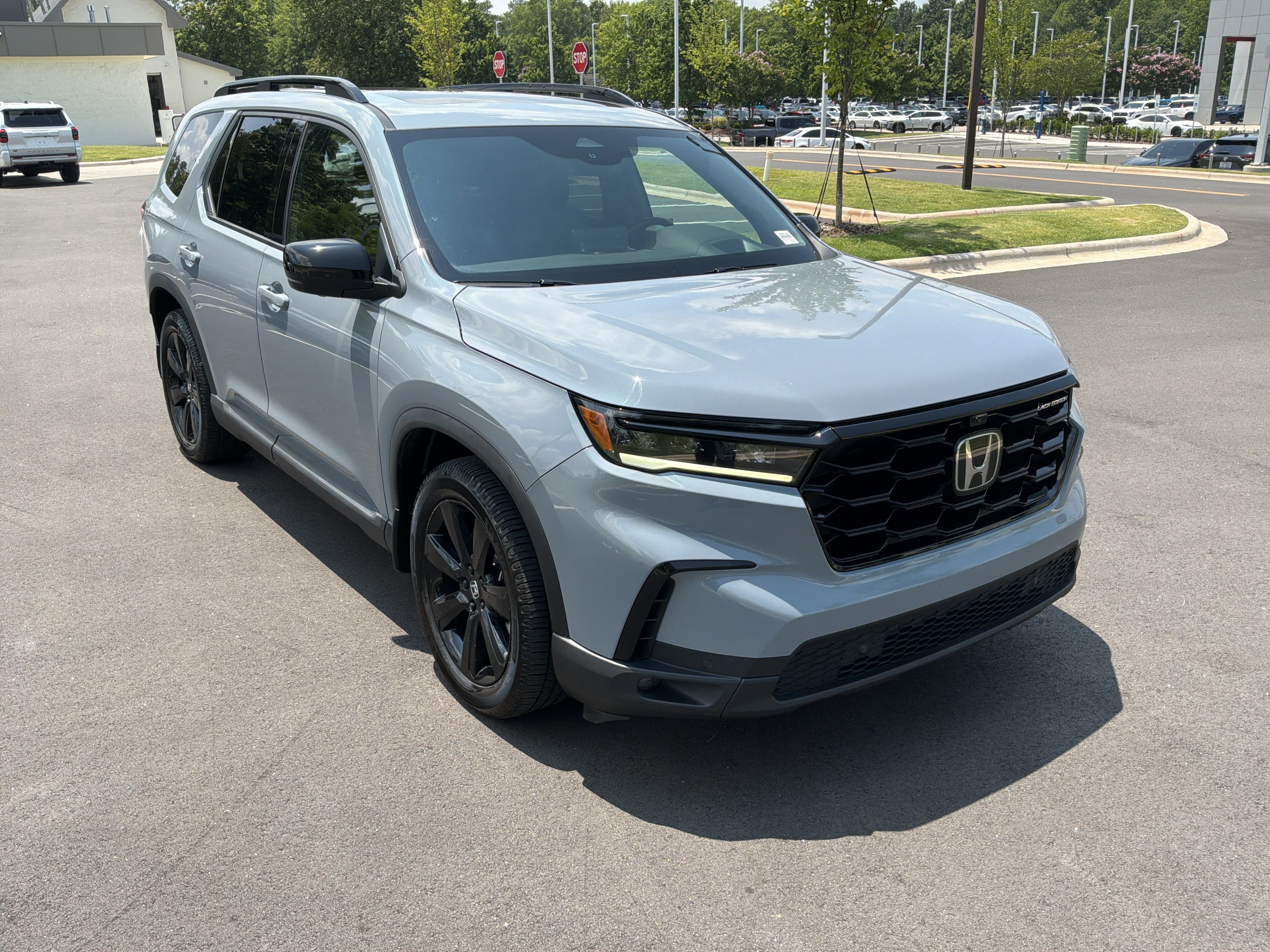 Used 2025 Honda Pilot Black Edition image 2