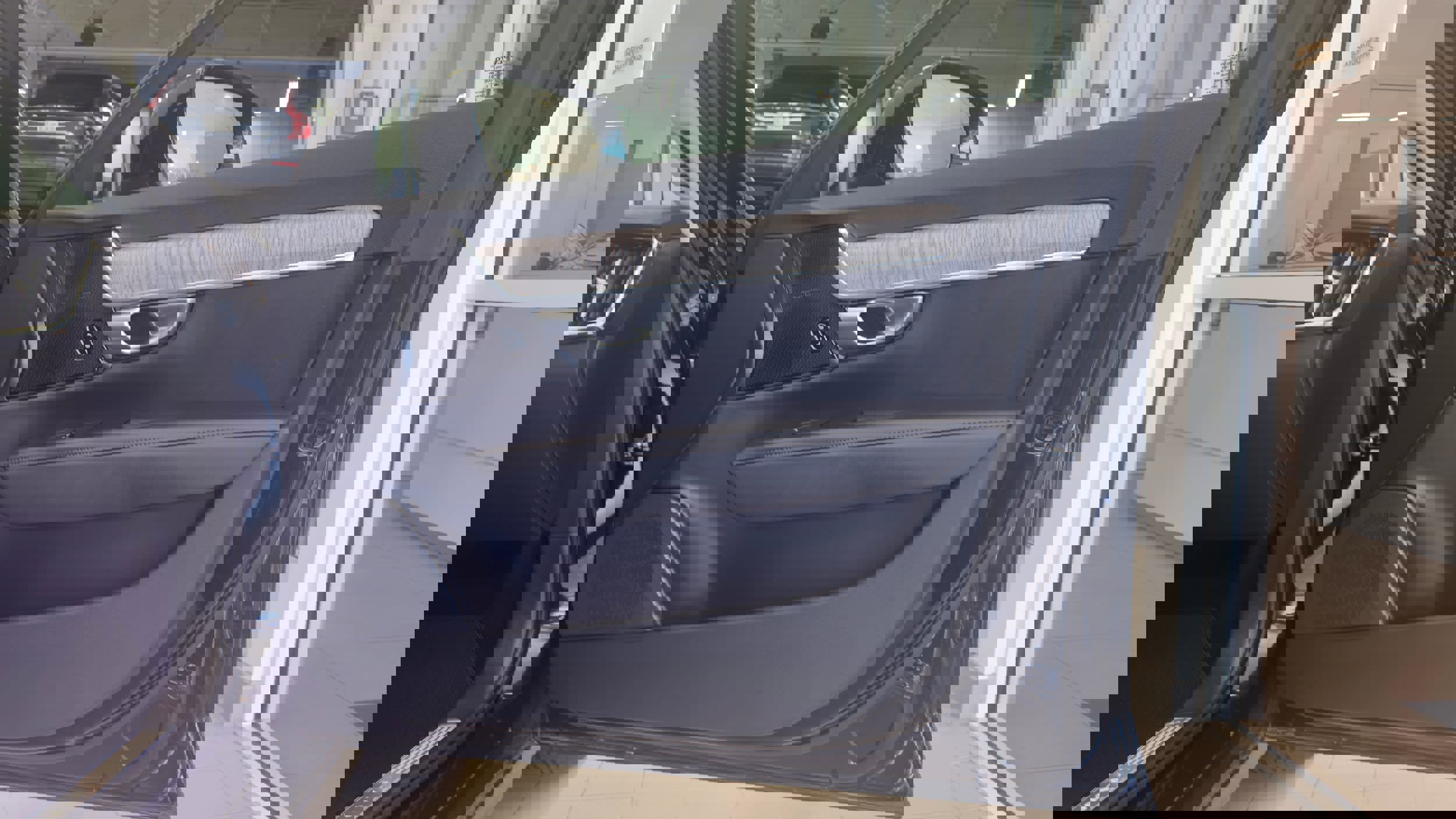 Used 2024 Volvo V90 B6 Cross Country Plus image 12