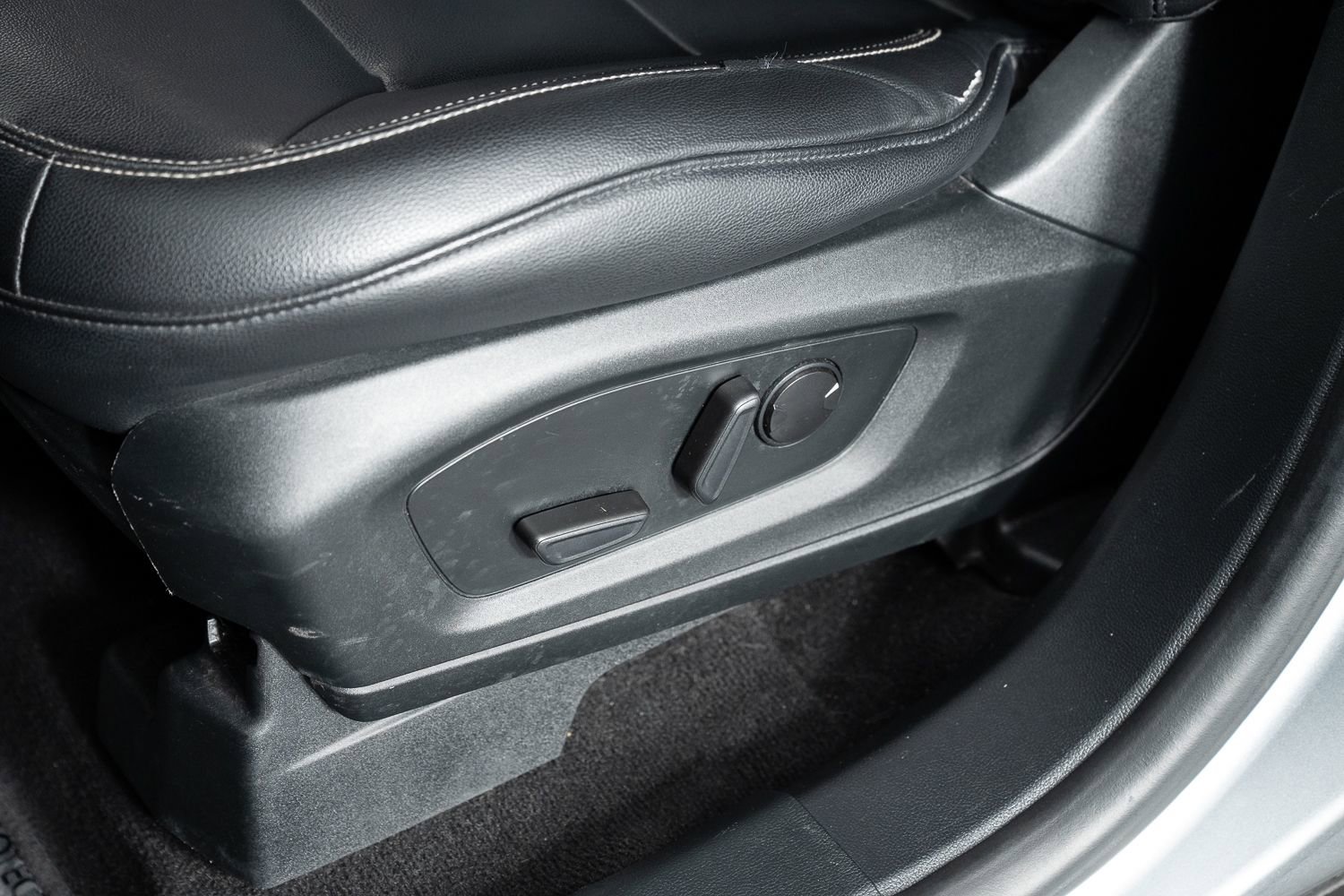 Used 2020 Ford Explorer XLT w/ Equipment Group 202A image 16