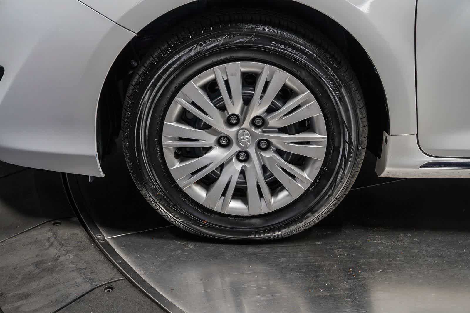 Used 2014 Toyota Camry LE FWD image 9