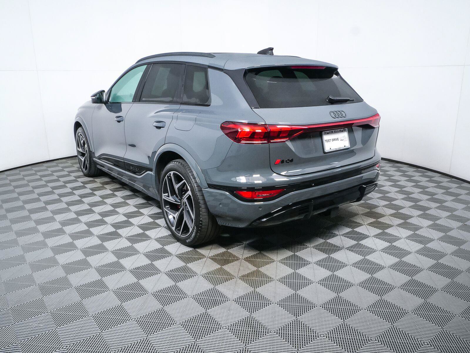 Used 2025 Audi SQ6 e-tron Prestige w/ 21" Black Optic Wheel Package AWD/4WD image 29