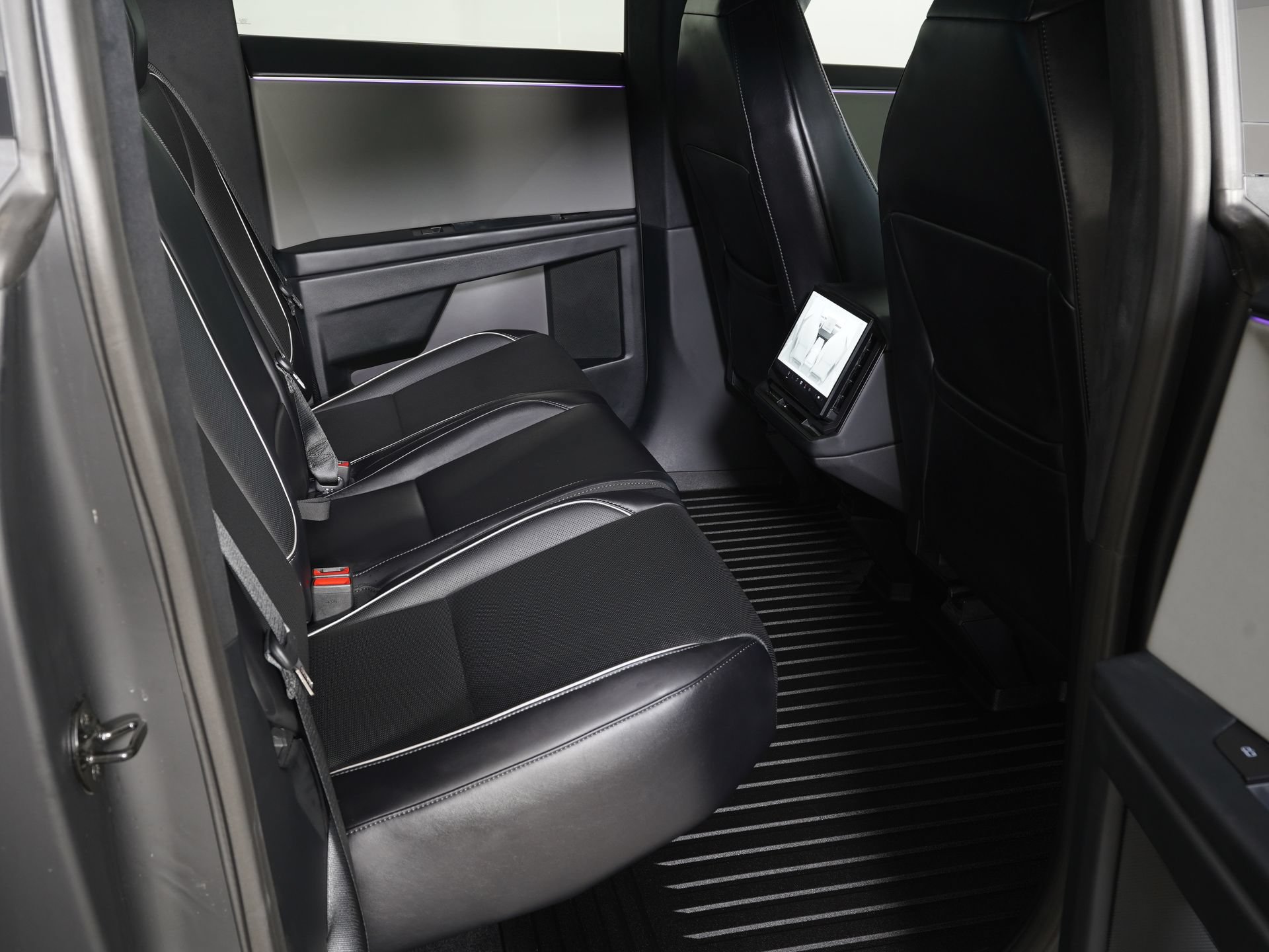 Used 2024 Tesla Cybertruck AWD Crew Cab image 10