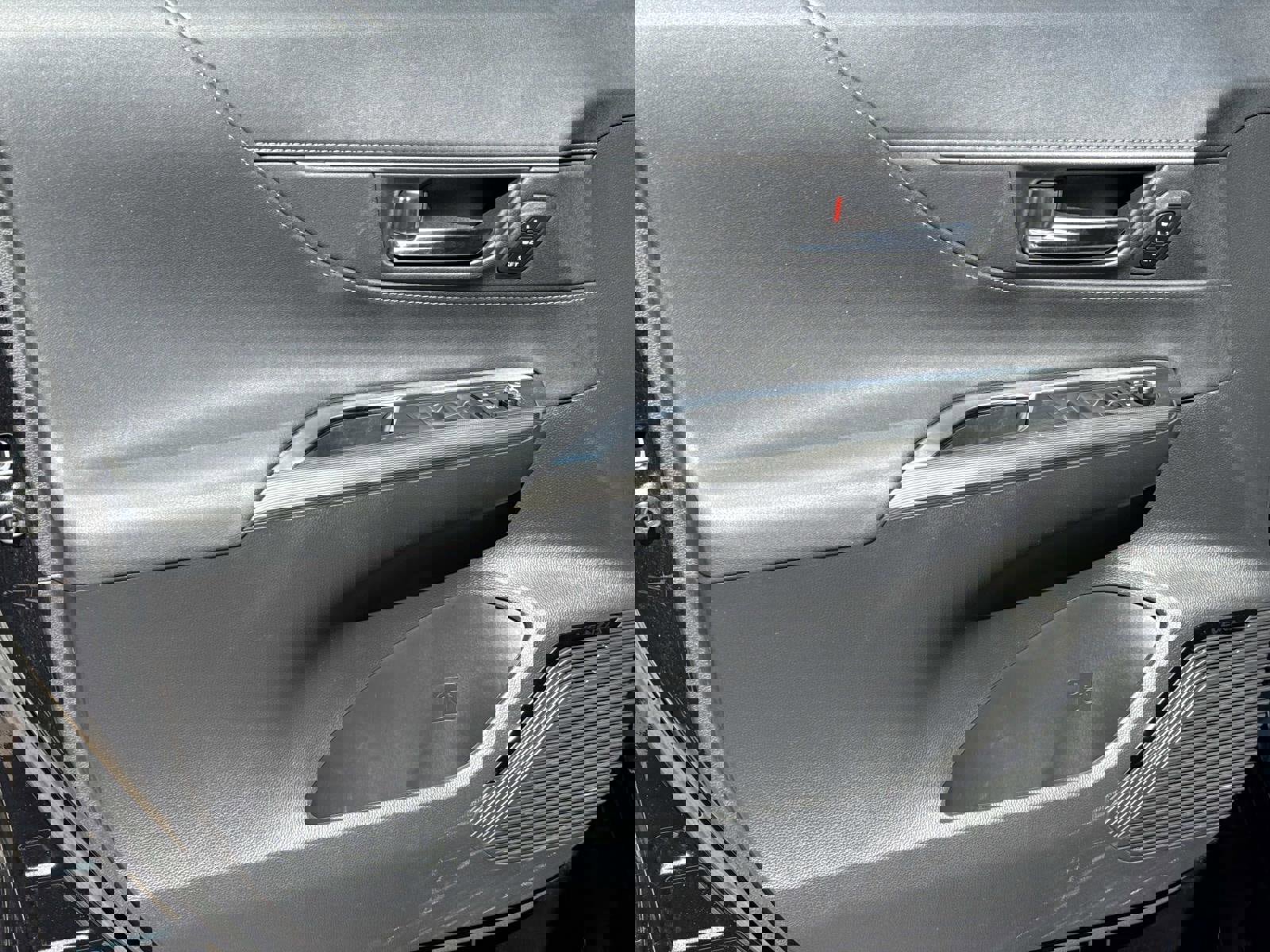 Used 2023 Toyota Venza XLE image 12