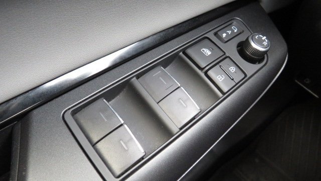 Used 2022 Toyota Venza LE image 24