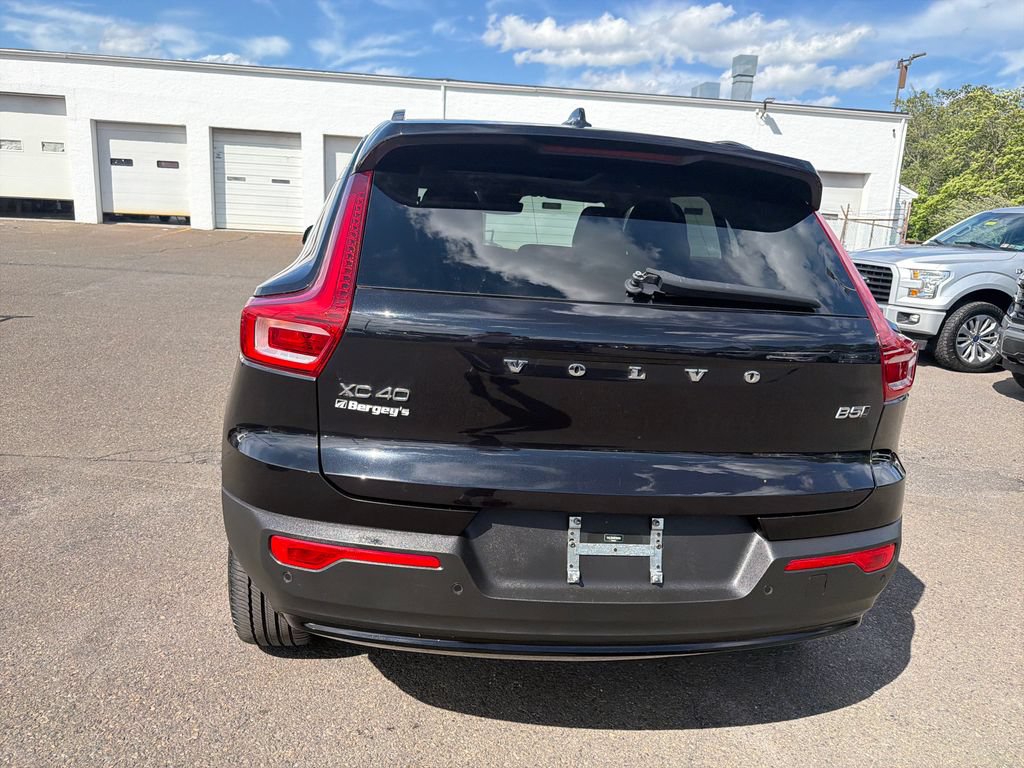 Used 2023 Volvo XC40 B5 Plus w/ Driver Assist Package AWD/4WD image 4