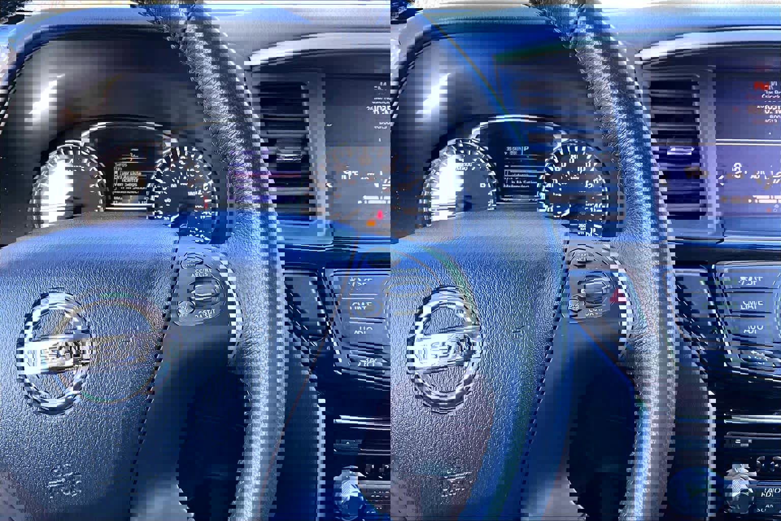 Used 2018 Nissan Pathfinder SV image 23