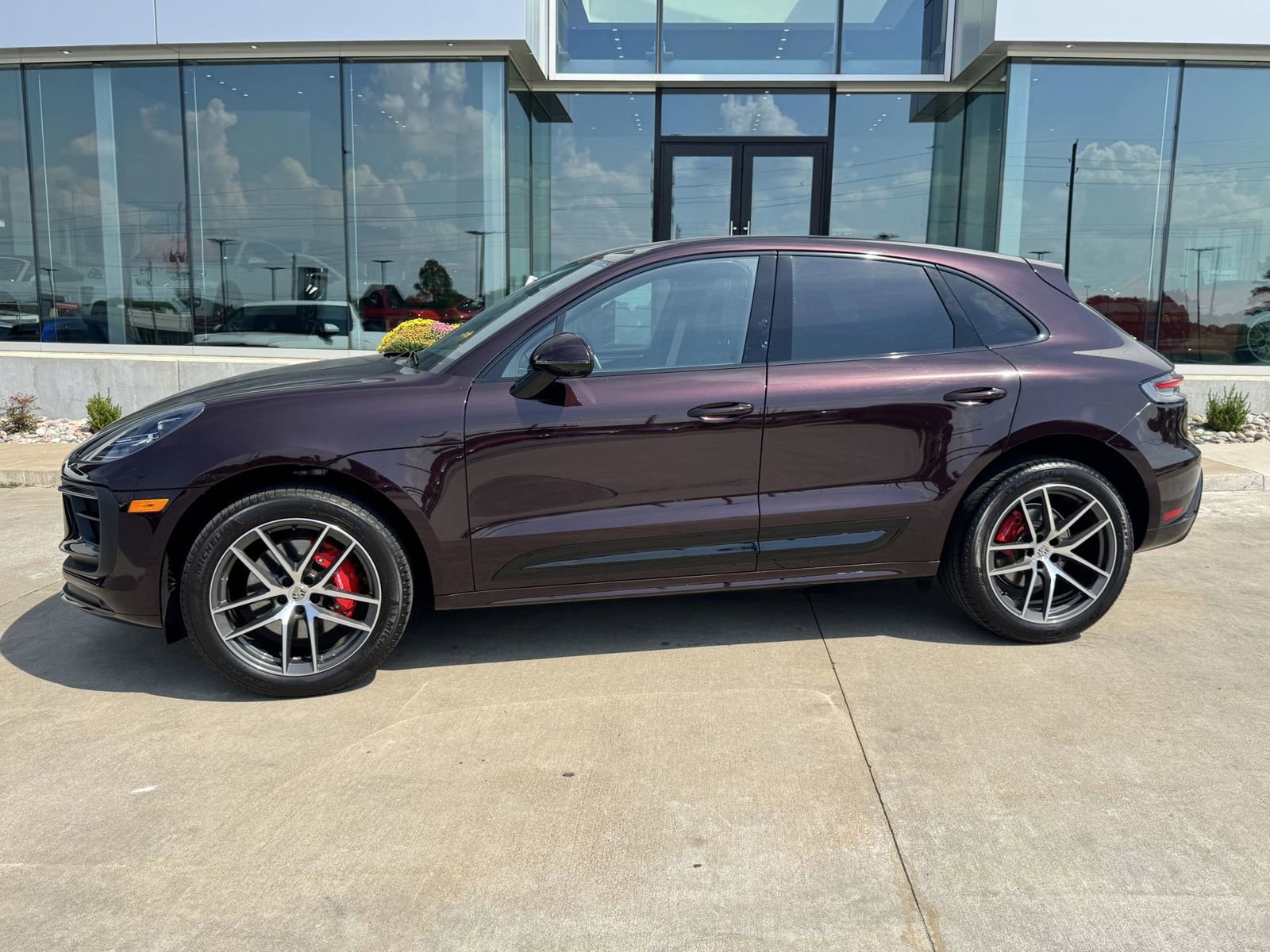 Certified 2024 Porsche Macan S image 2