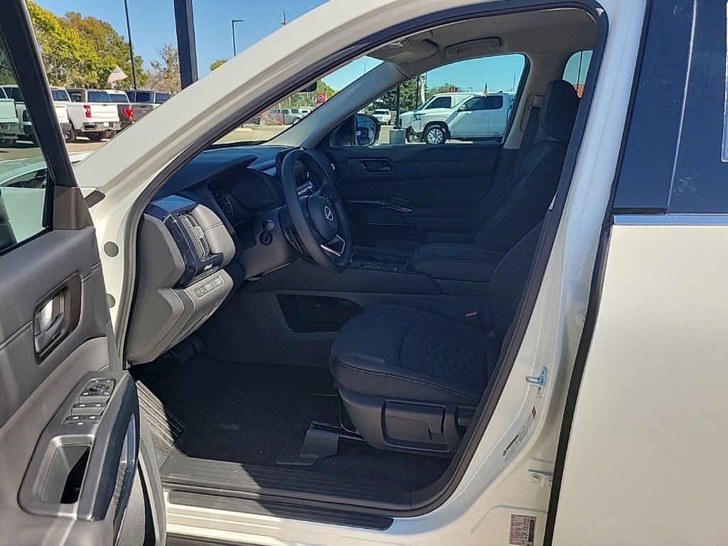 New 2025 Nissan Pathfinder S image 10